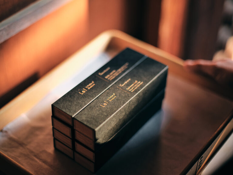 木の盆に整然と並べられた、Lei Incense Collectionの箱