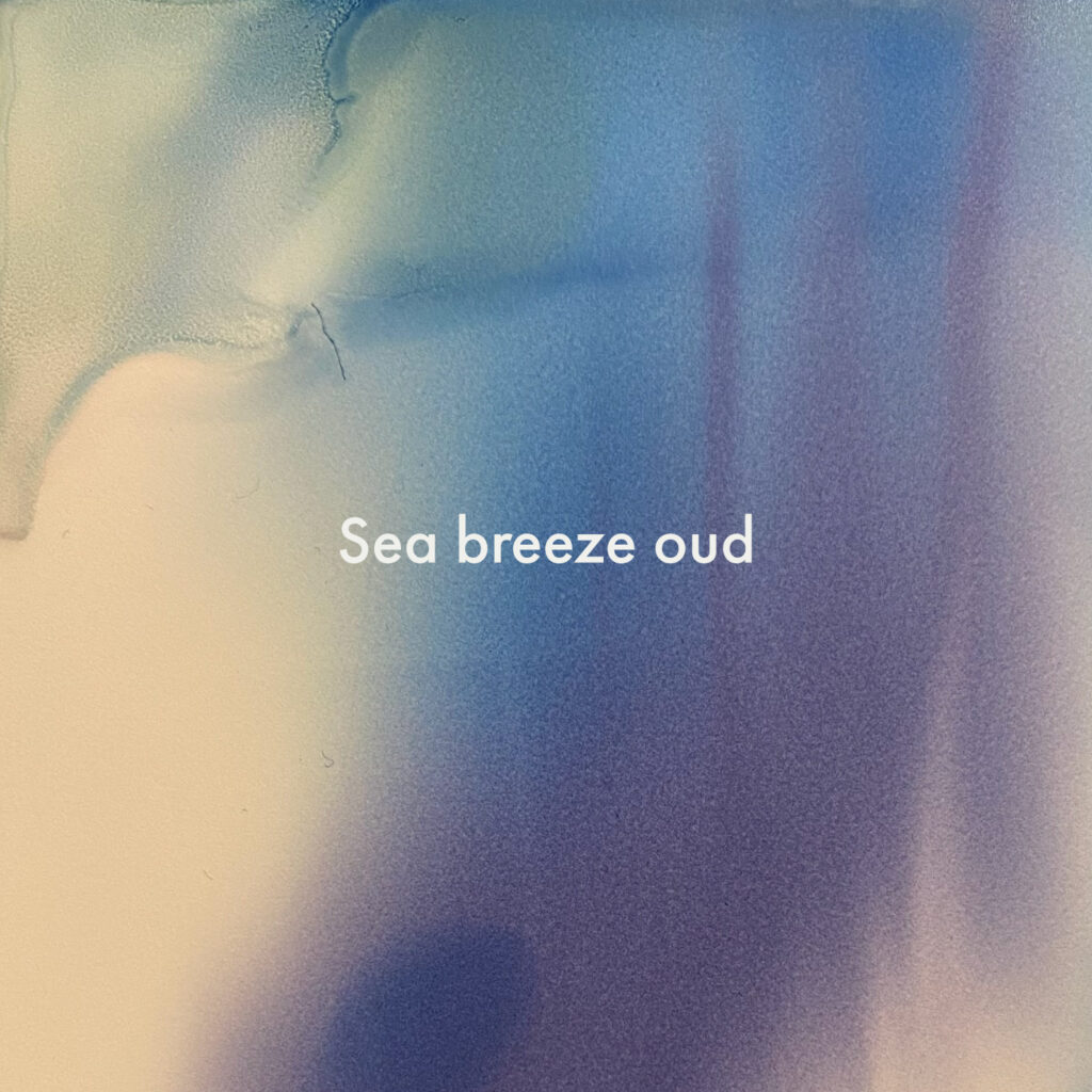 OYGが採用した香り「Sea Breeze Oud」を象徴する、青と紫が滲むアート調の背景画像。