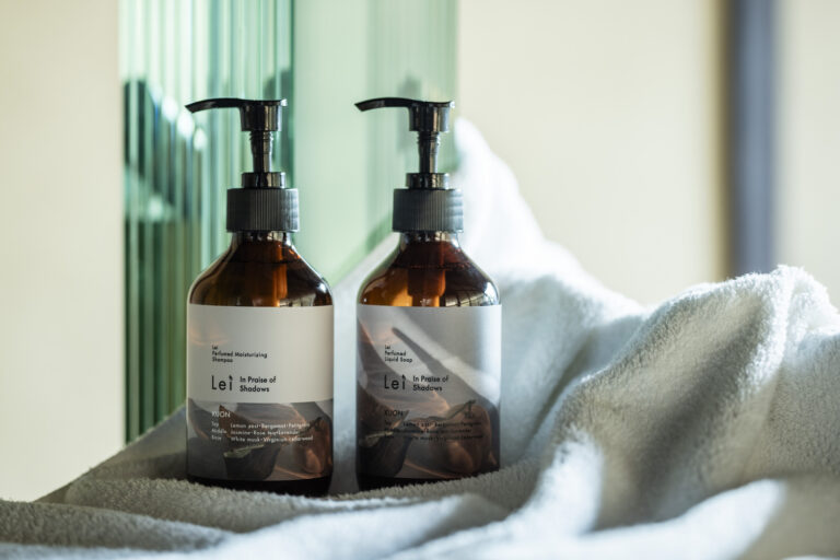 白いタオルの上に並ぶ、Lei KUON Perfumed Moisturizing ShampooとPerfumed Liquid Soap（ポンプボトル）
