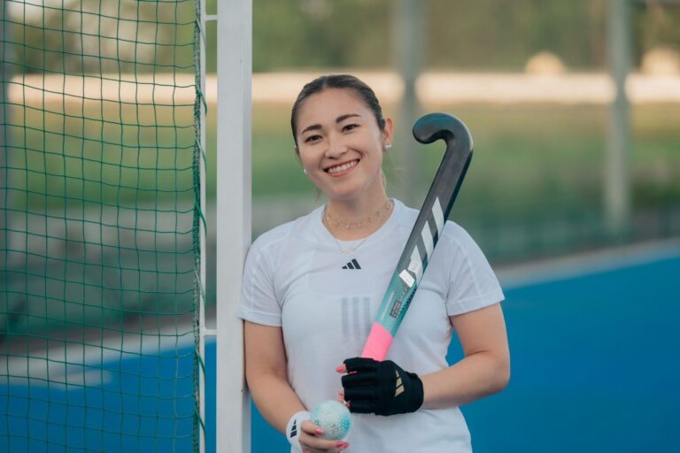 フィールドホッケーのスティックとボールを手に微笑む元日本代表・永井葉月さん