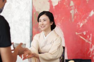着物姿で抹茶を手渡すオーガニック抹茶ブランド「KAGUYA. Style」代表・神山ナオミさん
