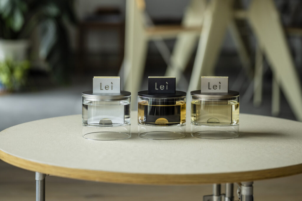 丸テーブルの上に並ぶ、Lei card diffuser 3色（カードを差し込んだ状態）。