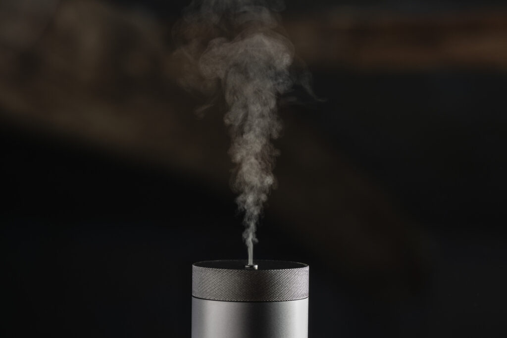 円筒形ディフューザーの上部から、細いミストが立ち上がっているクローズアップ