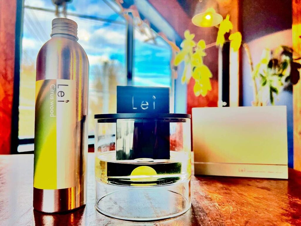 LeiのCard DiffuserとCitrus woodのボトル、外箱をテーブルに置いた写真