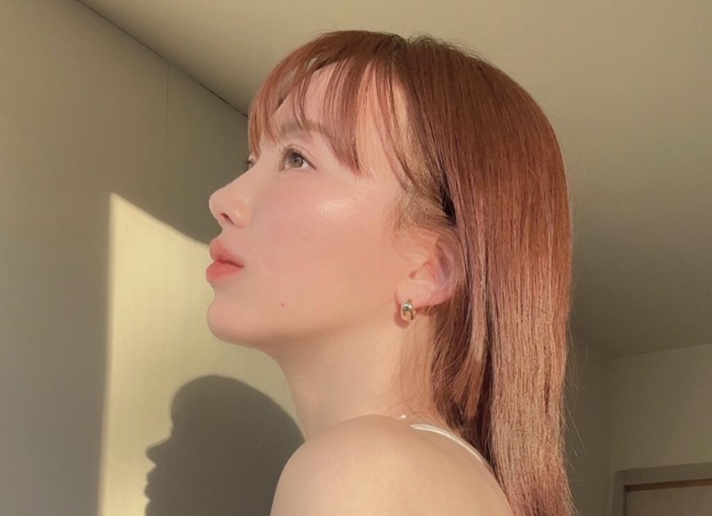 柔らかな夕方の光を受けた村瀬麻莉亜さんの横顔ポートレート