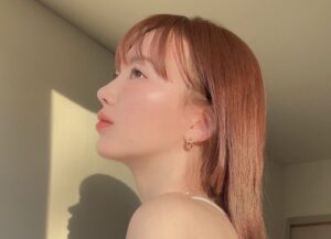 柔らかな夕方の光を受けた村瀬麻莉亜さんの横顔ポートレート