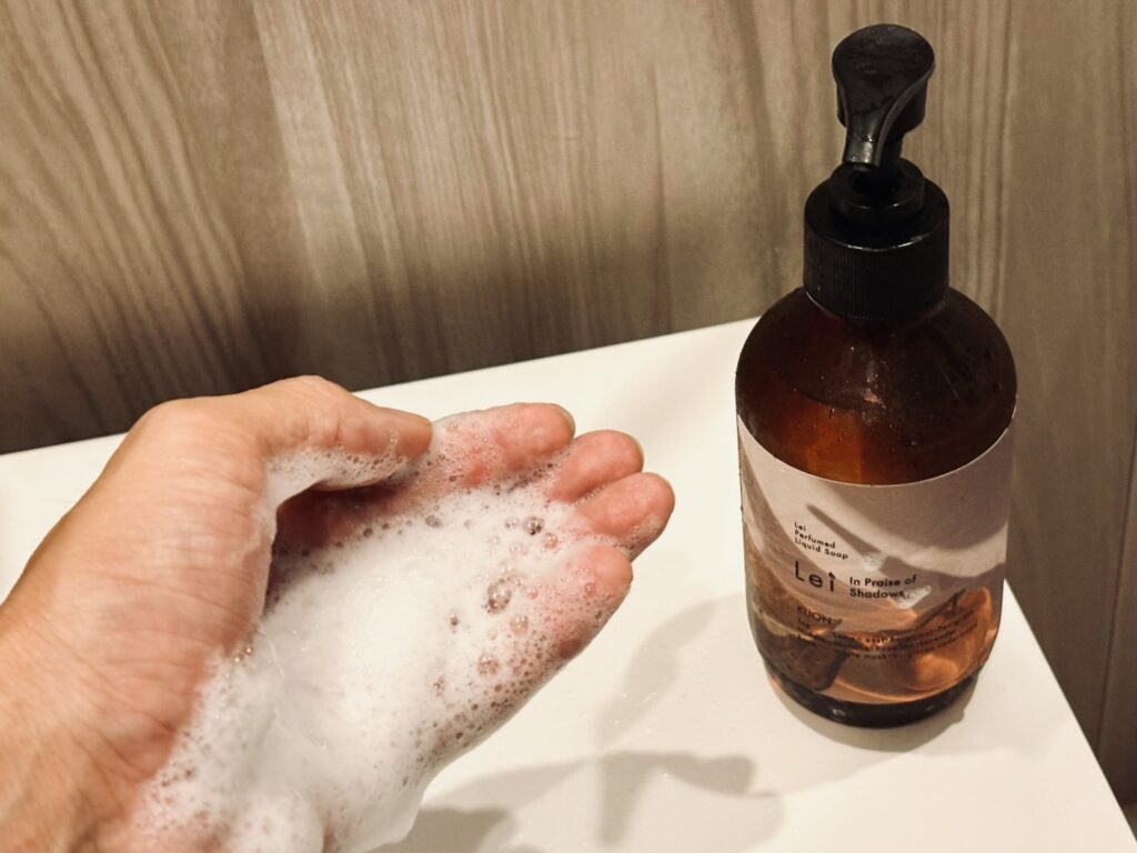 手のひらに泡立てたLei Perfumed Liquid Soapの使用シーン。