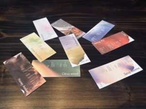 木目のテーブルの上に並べた、Leiの全9種の香りムエット（試香紙）デザイン。