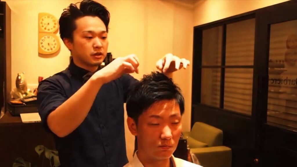 男性専用ヘアサロン「Barbiere」で、スタイリストが男性客の髪を整えている様子