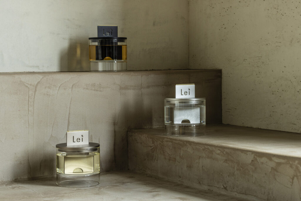 石の階段に並ぶLei card diffuser