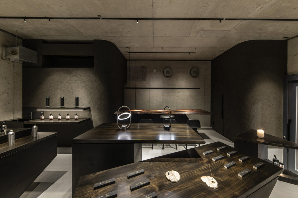 Interior view of the Lei In Praise of Shadows Flagship Store with urushi-finished tabletops and displayed products