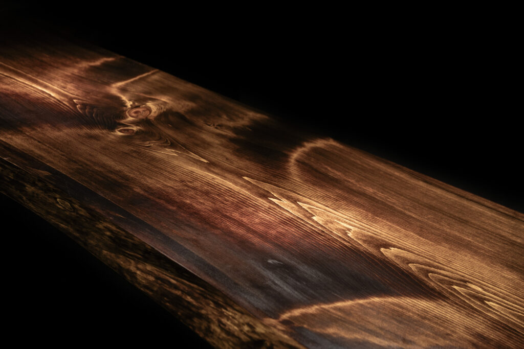 拭き漆を施した木製カウンター天板の質感を写した店内写真