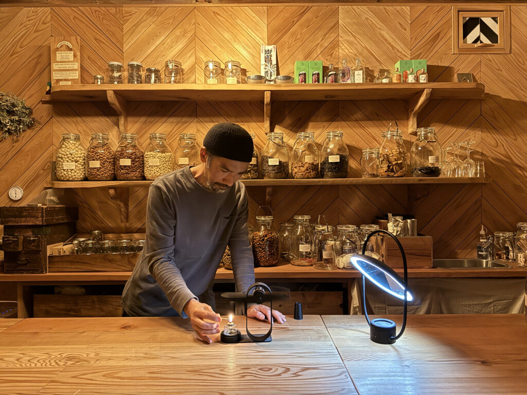 AMBESSA & COの店内で、Lei00に火を灯す君島悠矢さん