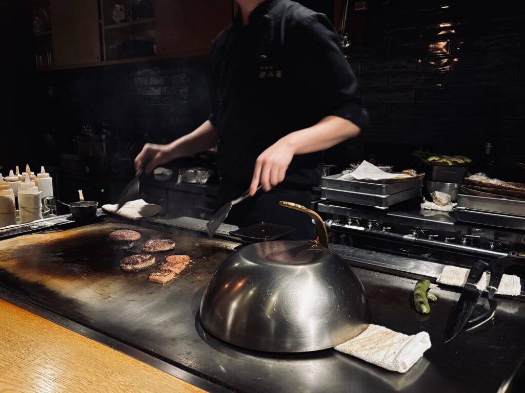 渋谷の鉄板焼き「澄み藤」鉄板前で調理する須藤寛紀さんの手元と火入れの様子