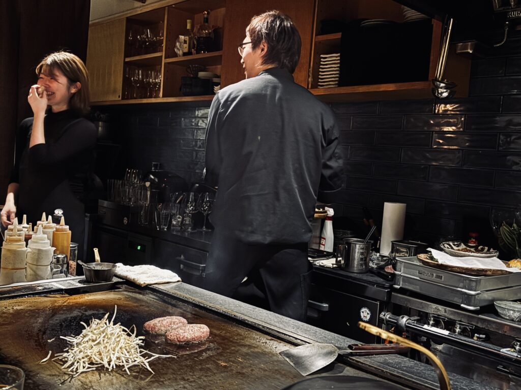 渋谷の鉄板焼き「澄み藤」厨房で会話する須藤寛紀さんとさきさん、鉄板の仕込み風景