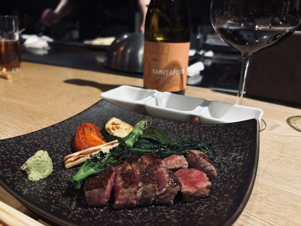 渋谷の鉄板焼き「澄み藤」で提供される牛ステーキと焼き野菜の盛り合わせ（カウンター席）