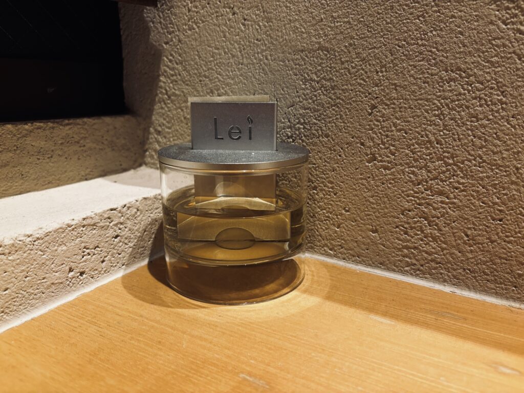 渋谷の鉄板焼き「澄み藤」お手洗いに置かれたLeiのcard diffuser（Sea breeze Oud）