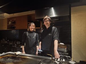 渋谷の鉄板焼き「澄み藤」カウンター前で並ぶオーナー須藤寛紀さんと奥様のさきさん。