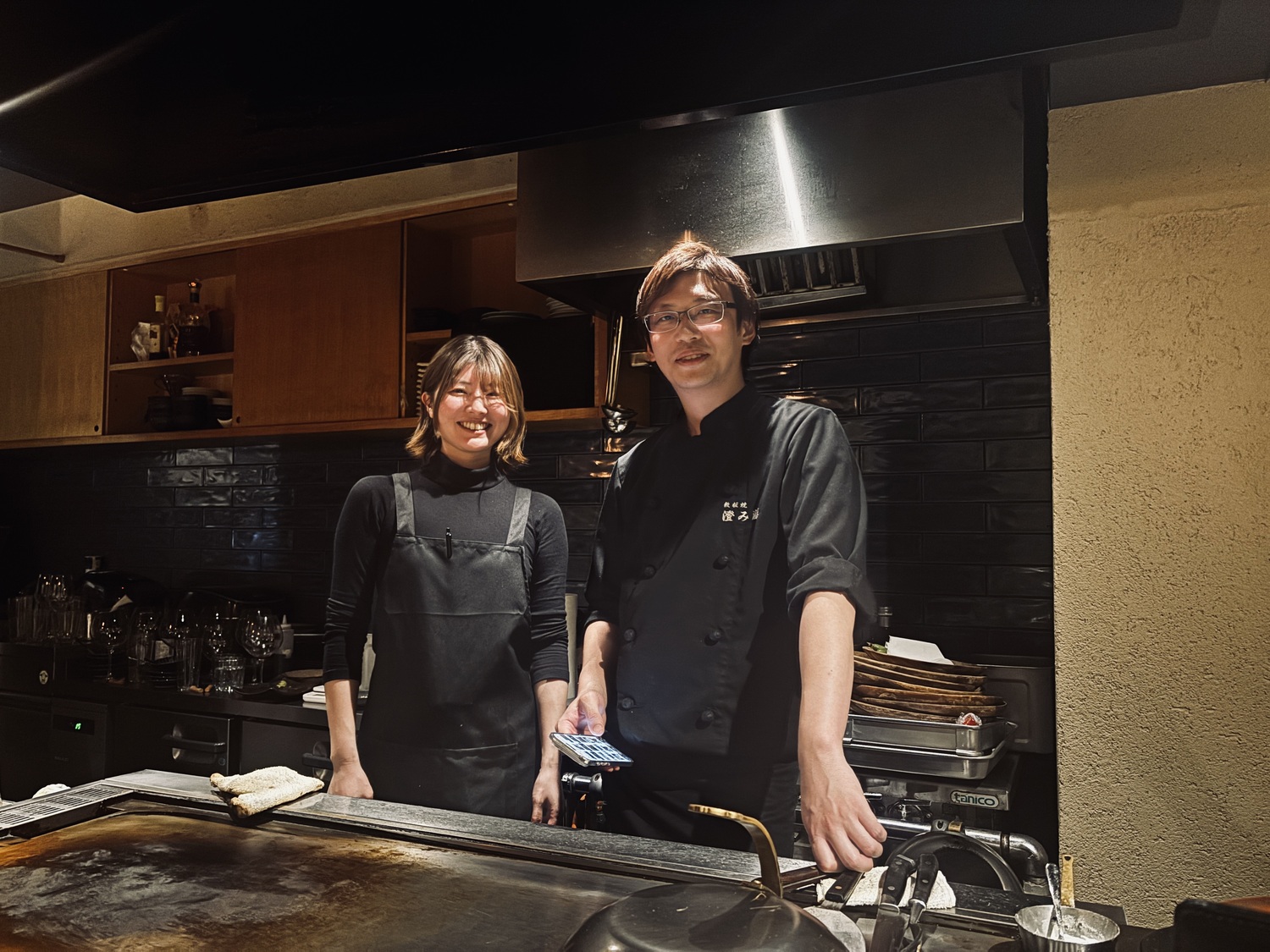 渋谷の鉄板焼き「澄み藤」カウンター前で並ぶオーナー須藤寛紀さんと奥様のさきさん。