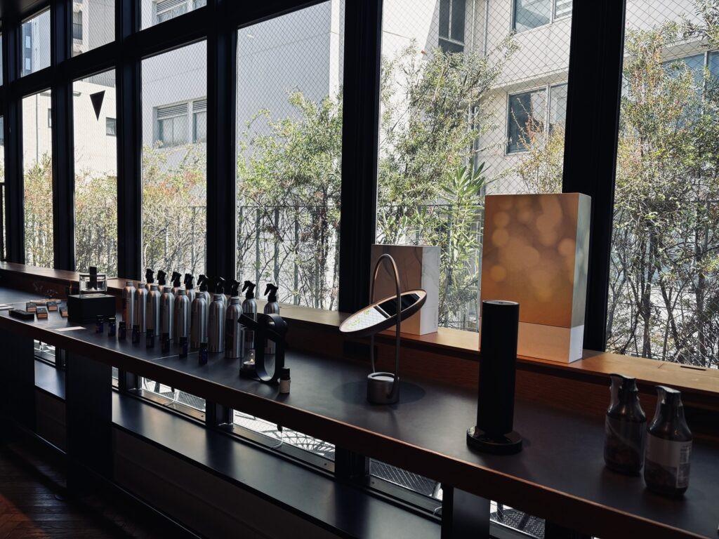 EAT PLAY WORKSで香りのコレクションが並ぶカウンターと自然光が差し込むLeiブース