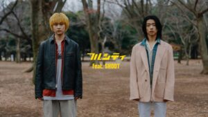 hayatoさんの映像作品「フルシティ feat. SHOOT」ビジュアル。冬の公園で二人の人物が並んで立つシーン