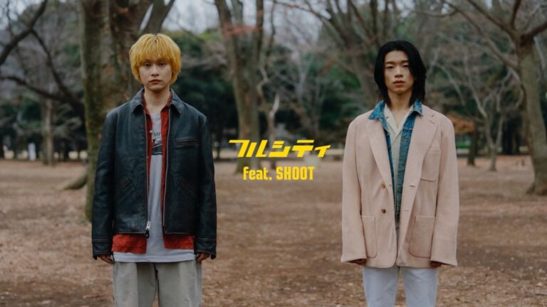 hayatoさんの映像作品「フルシティ feat. SHOOT」ビジュアル。冬の公園で二人の人物が並んで立つシーン