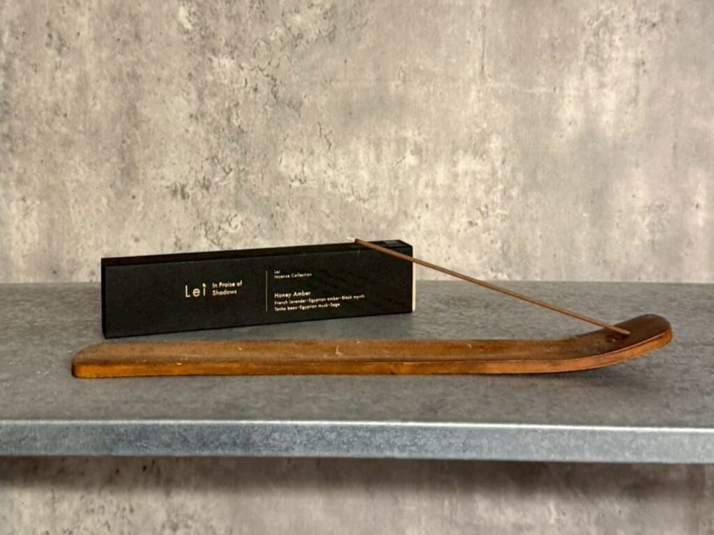 hayatoさんが使用している Lei Incense Collection「Hany Amber」の使用風景。お香立てとパッケージが棚の上に置かれている様子