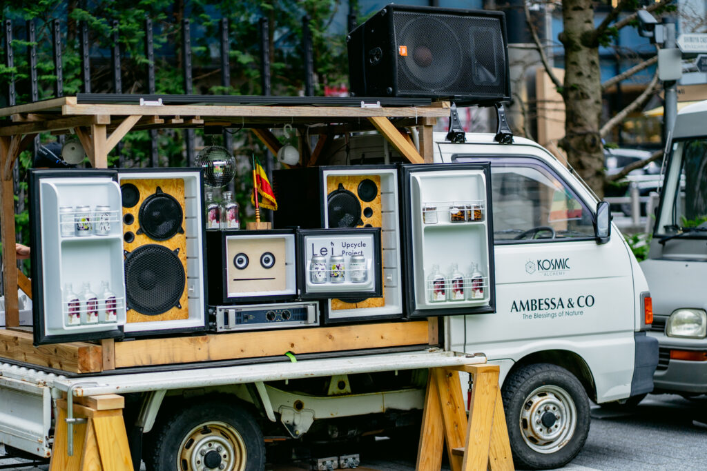 軽トラックに設置された冷蔵庫スピーカーと、街中で行われたイベントの様子