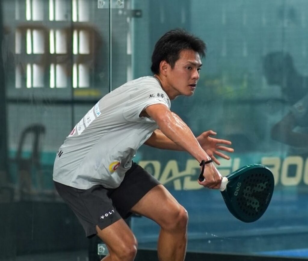 パデルコートで低い姿勢からボールに反応する五味亮将さん