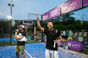 パデルコートでラケットを持ち、観客に向かって手を上げる五味亮将さん