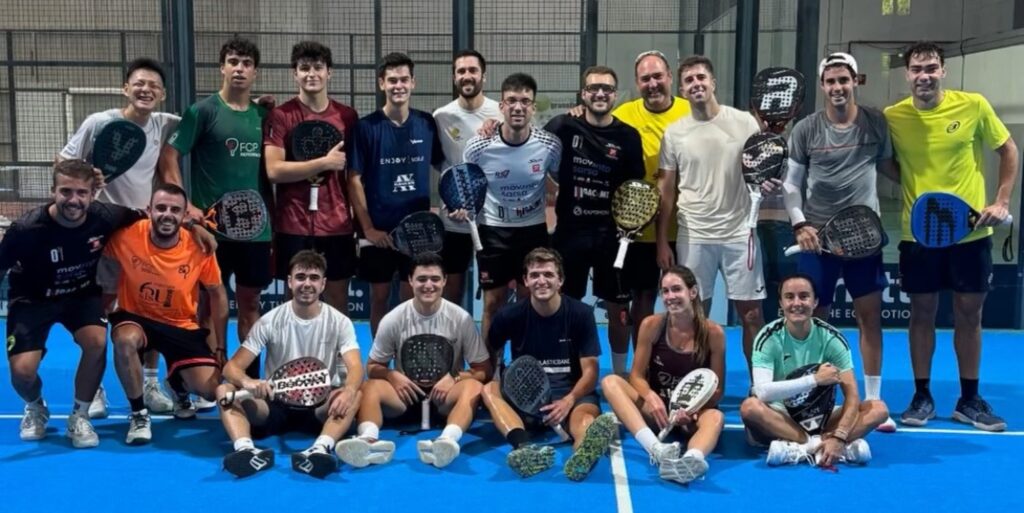 スペインのパデルコートで選手たちと並び、集合写真に写る五味亮将さん