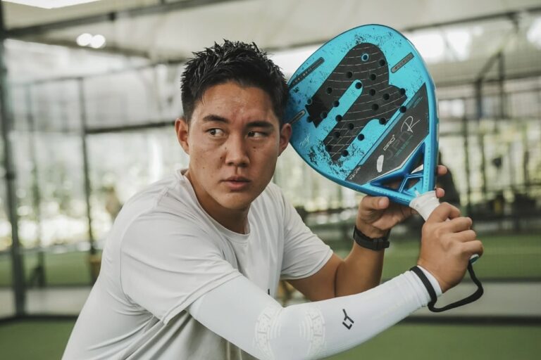 パデルコートでラケットを構え、横を見据える富田一輝選手