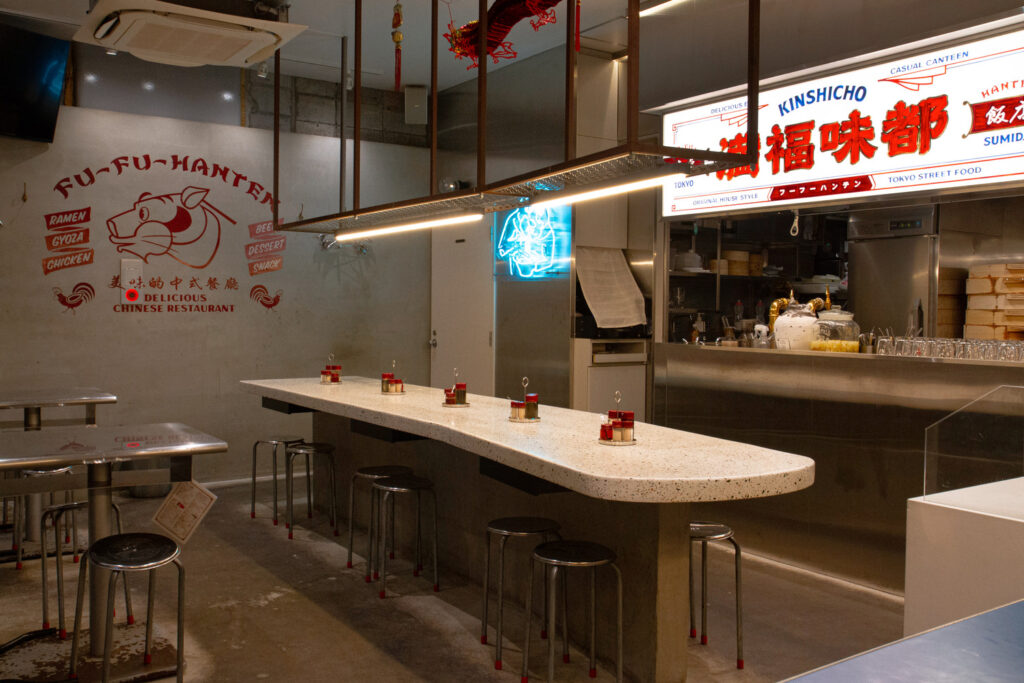 フーフー飯店錦糸町店の店内。カウンター席と厨房が一体となったコンパクトな空間