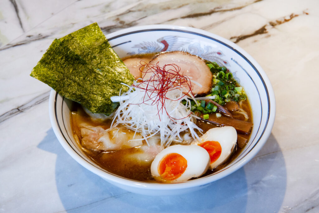 双麺のラーメン。醤油ベースのスープにチャーシュー、味玉、海苔、白髪ねぎがのった一杯