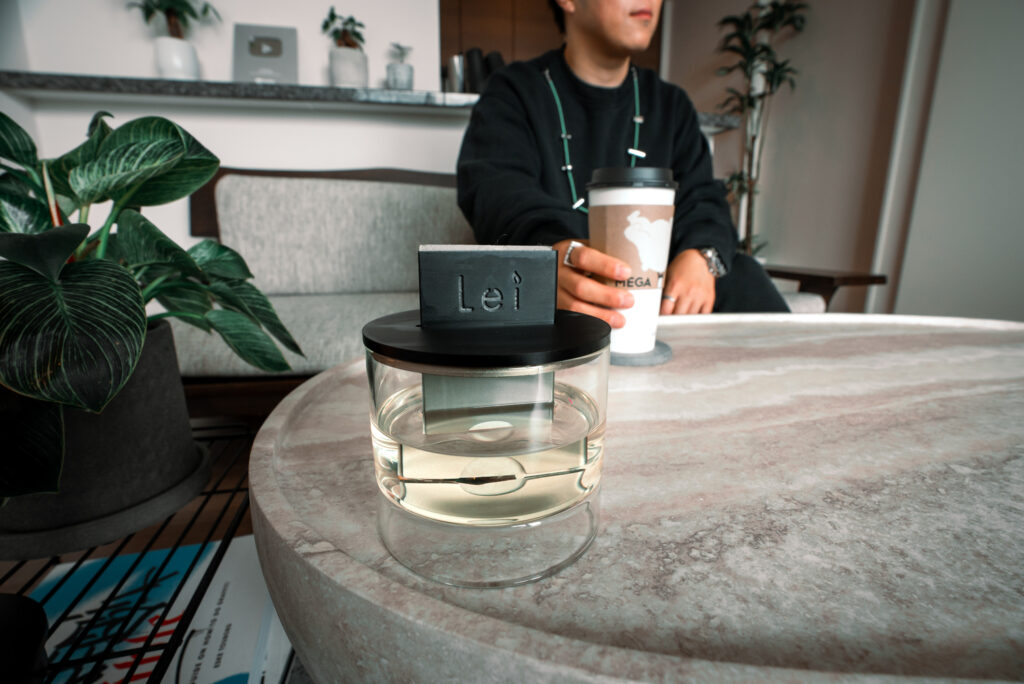 リビングのテーブルに置かれたLei card diffuser。white teaの香りを楽しみながら、ZEOさんがくつろいでいる様子