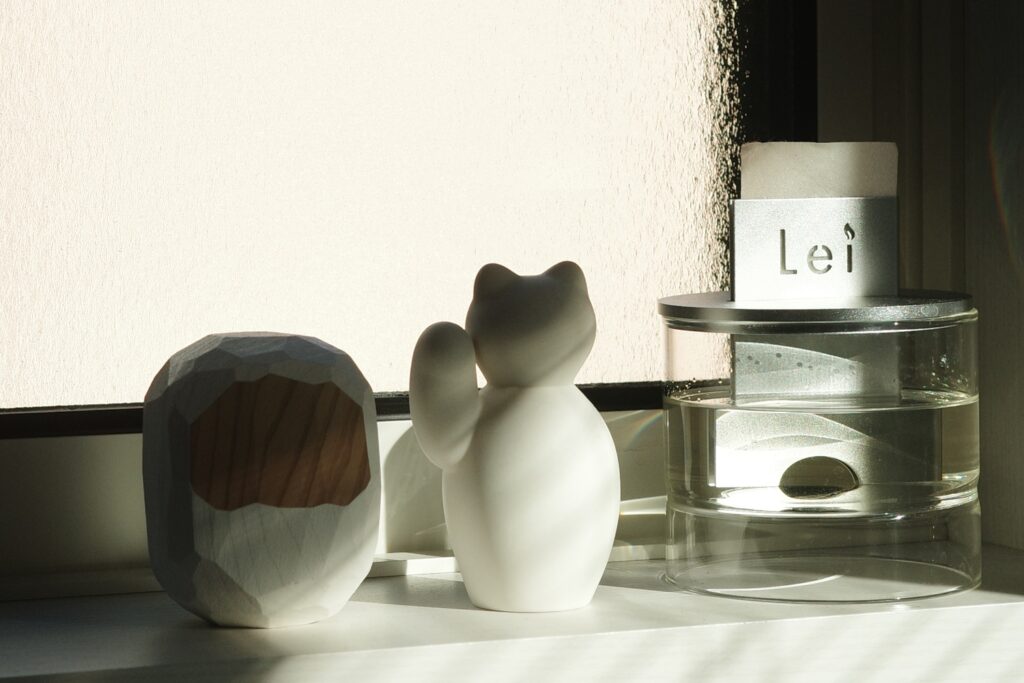 窓辺に置かれたLei card diffuserとオブジェに光が差し込む様子