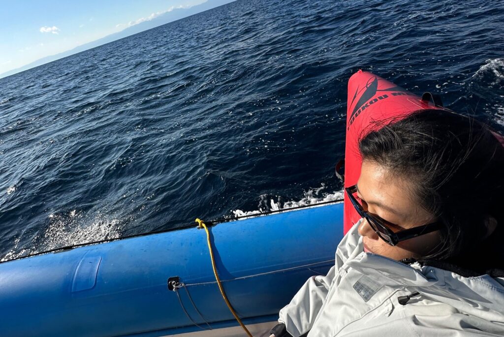 海上のボートで波を受けながら座る吉林千景さん