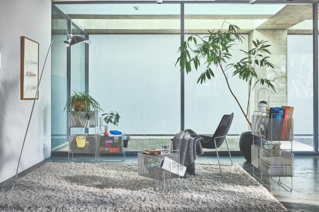KEIVのワイヤーシェルフ(LU5シリーズ)を配置した、植物と家具が並ぶ明るい室内空間