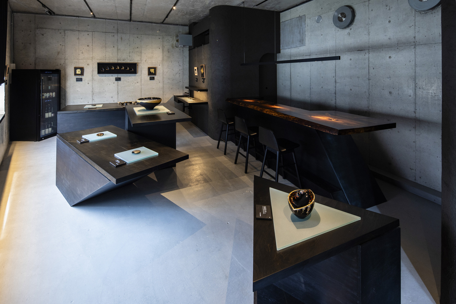 Lei Gallery Tokyoの展示風景。陰影のある空間に、室瀬祐さんの漆芸作品が並ぶ様子