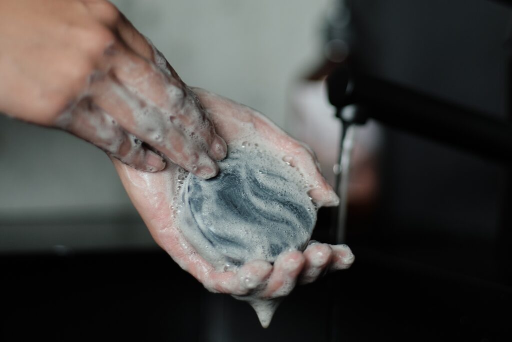 Botanical Craft Soapを手のひらで泡立てている使用イメージ