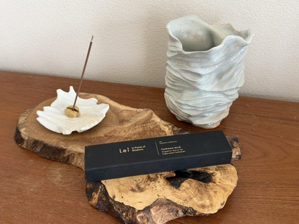 Leiのお香 Cashmere Musk が、陶器の香立てと器とともに木の台の上に置かれた使用風景