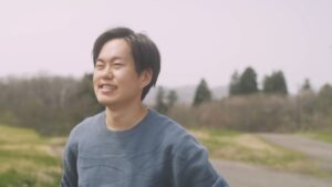 屋外で穏やかな表情を見せるKEIV代表・プロダクトデザイナー鴨志田栄汰さんのポートレート