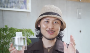 Instagram ReelでLei card diffuserを手に取り紹介している様子