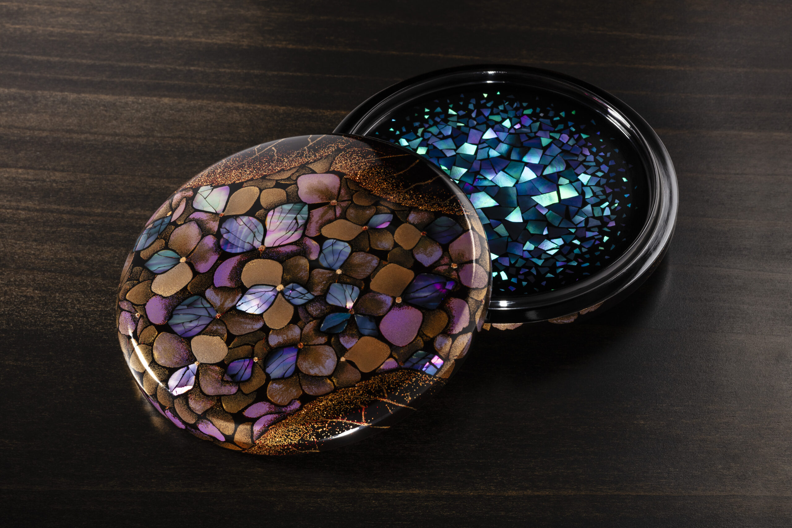 Maki-e and Raden Incense Container “Hydrangea,” a black urushi incense container decorated with hydrangea motifs, gold maki-e, and luminous mother-of-pearl details.
