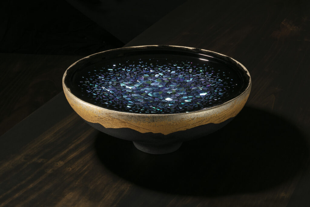 Tasuku Murose’s maki-e lacquer work, “Maki-e Water Basin ‘Spring of Clouds,’” featuring an iridescent inlay across a dark basin.