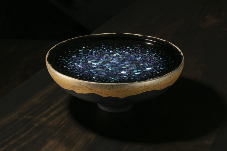 Tasuku Murose’s maki-e lacquer work, “Maki-e Water Basin ‘Spring of Clouds,’” featuring an iridescent inlay across a dark basin.