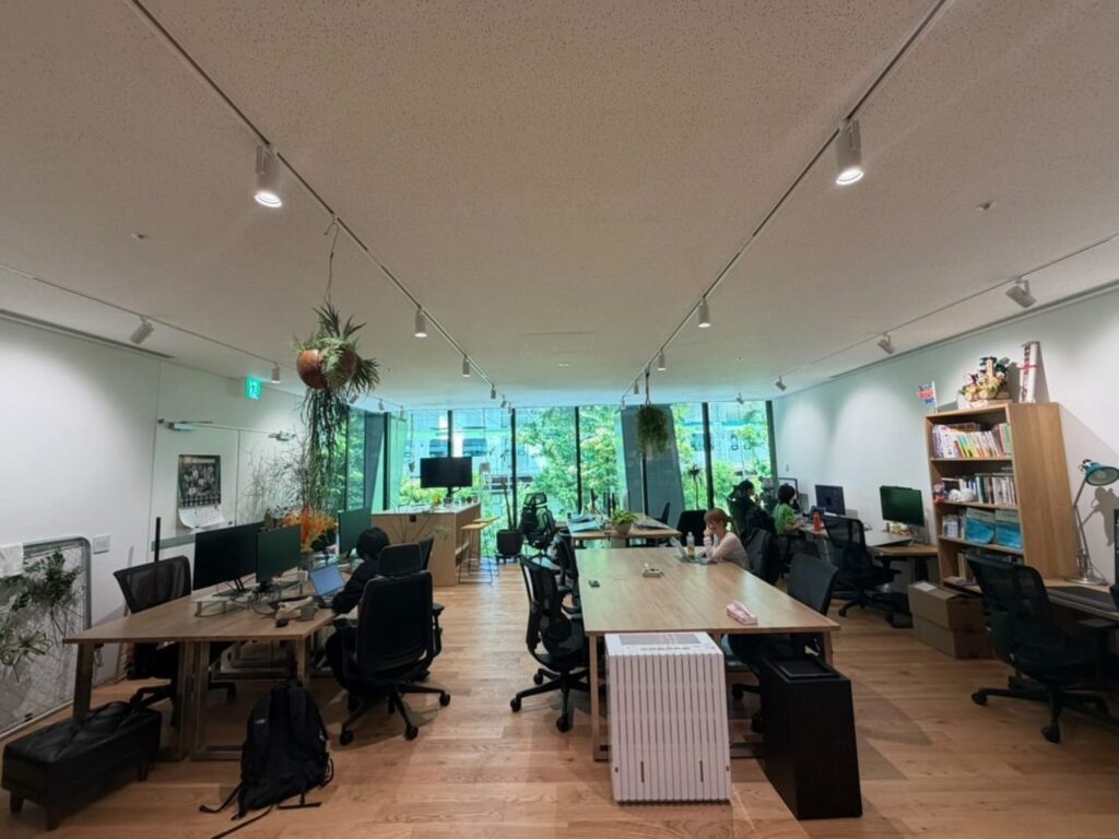 Lei業務用ディフューザーを導入した株式会社EmpaCのオフィス空間。木の床とデスク、植物、窓辺の光が広がるワークスペース。