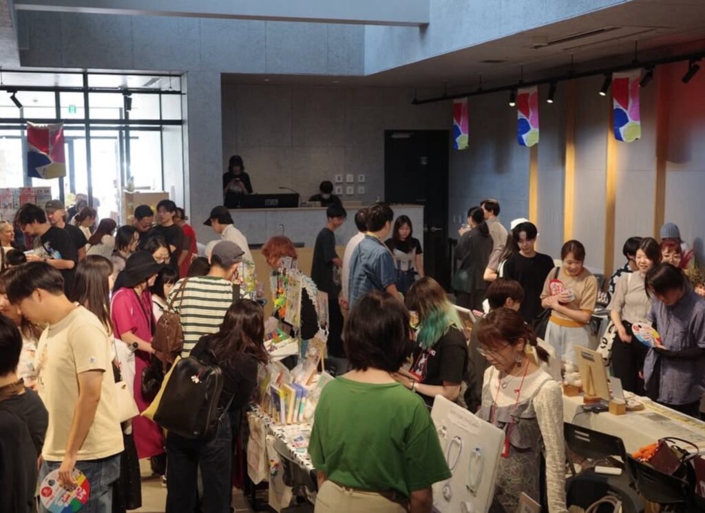 株式会社EmpaCが展開するアートイベント「Art Culture Street.」の会場風景。多くの来場者が集まり、作品やブースを見ている様子。