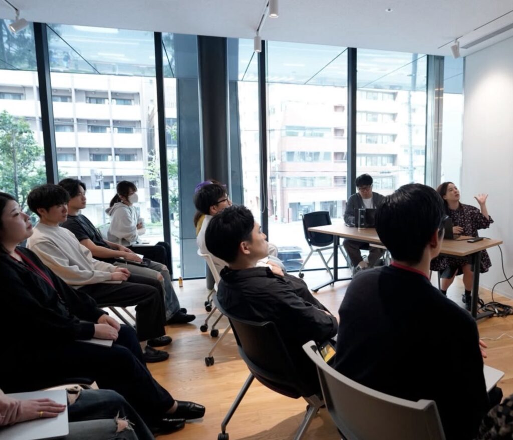 株式会社EmpaCのオフィスで行われている社内勉強会の様子。窓から光が入る空間で、メンバーが話を聞いている。