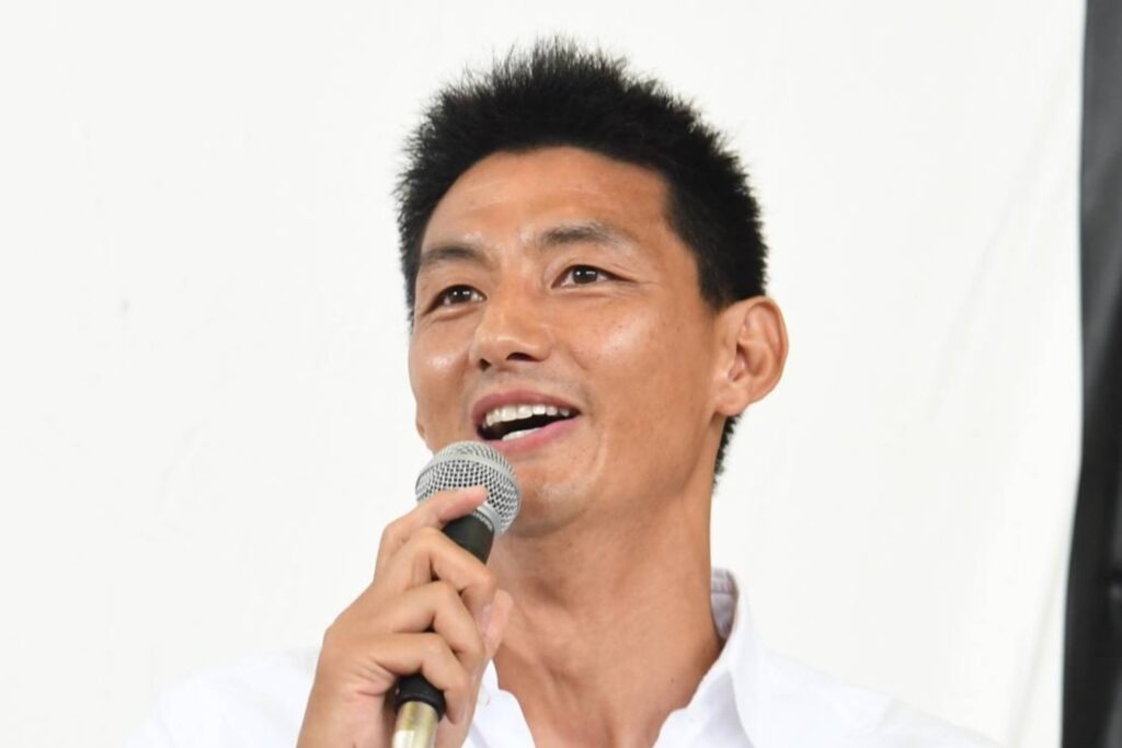マイクを手に話す安英学さんのプロフィール写真